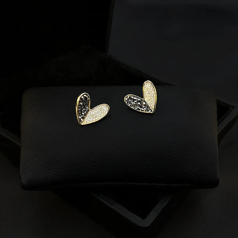 

Delicate Small Retro Love Round Brooch Anti-Exposure Artifact High-End Suit Ornament Fixed Clothes Collar Pin Zirconia Jewelry