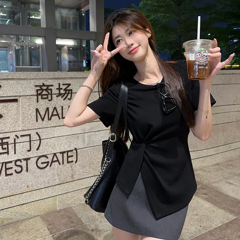 Женские футболки с коротким рукавом и нерегулярным боковым разрезом