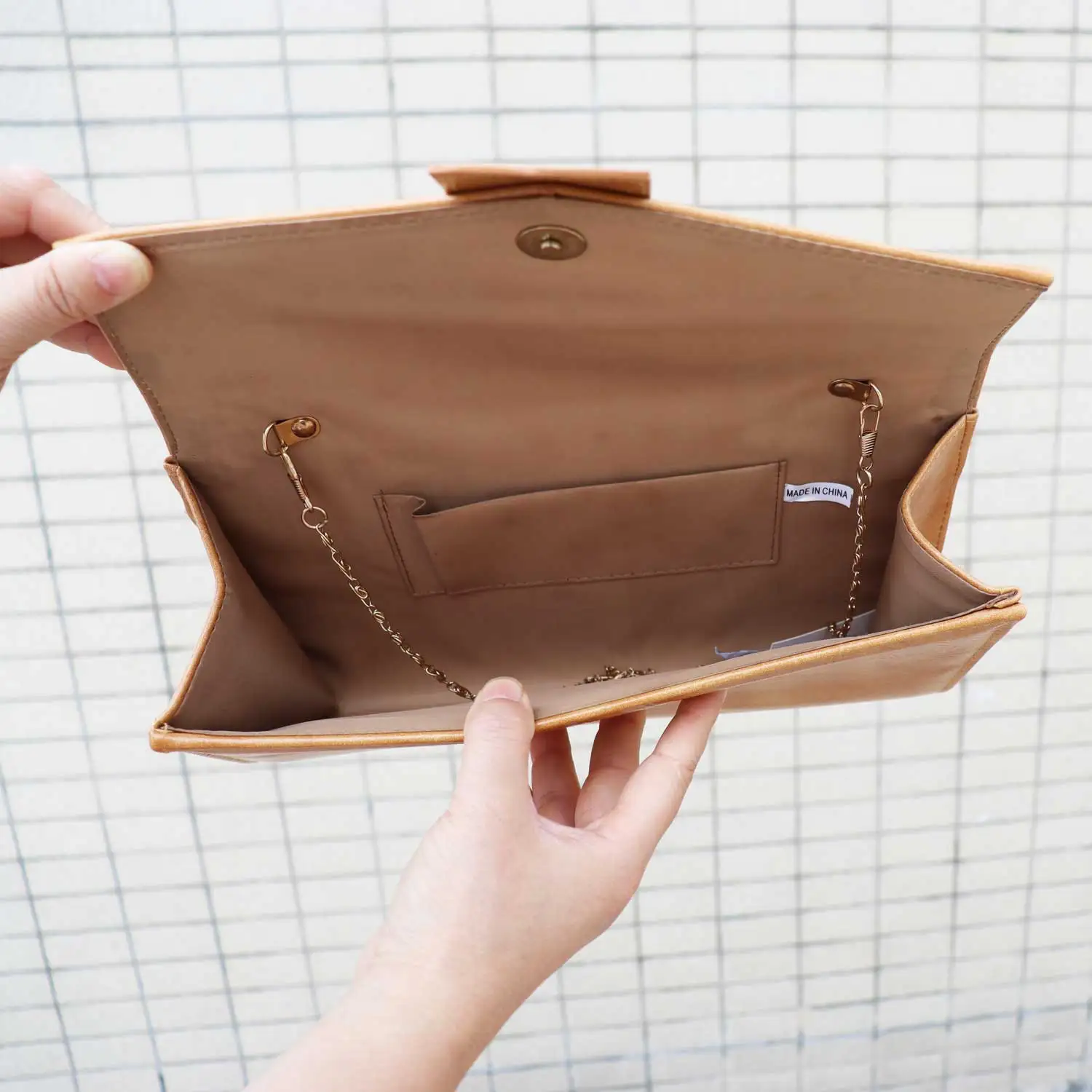 Классическая мягкая сумка-конверт из искусственной кожи с цепочкой серебро