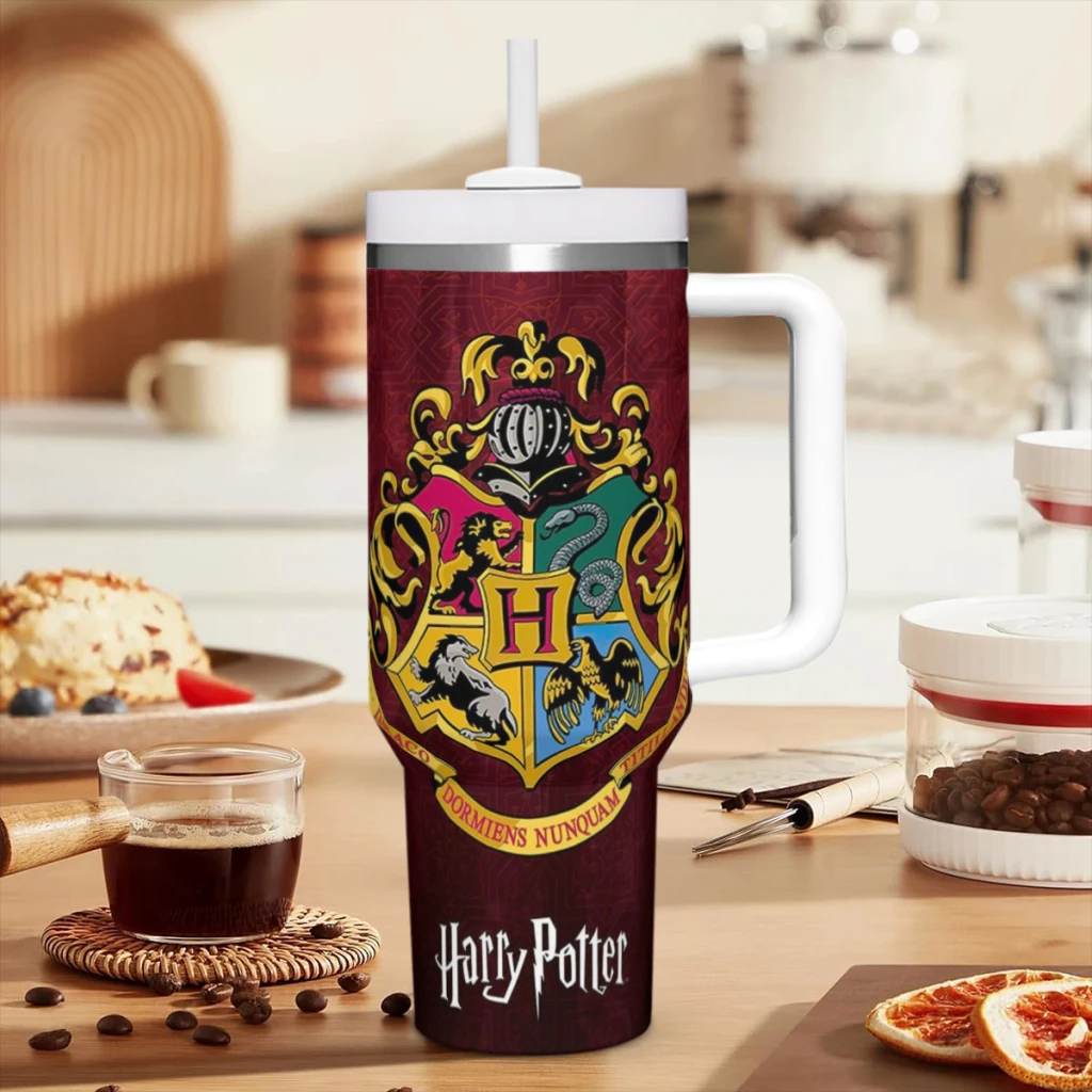 Стакан Harry Potter на 40 унций с ручкой и соломенной крышкой. Изолированные стаканы из