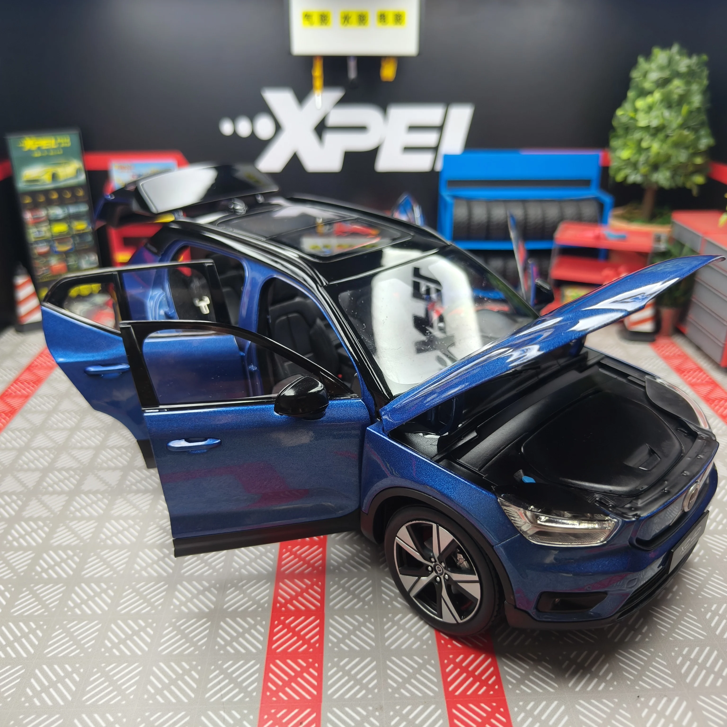 Фото Коллекционная модель автомобиля Volvo XC40 из литого металла в масштабе 1:18 с открывающимися дверями, сувенир, подарок, украшение для витрины №3
