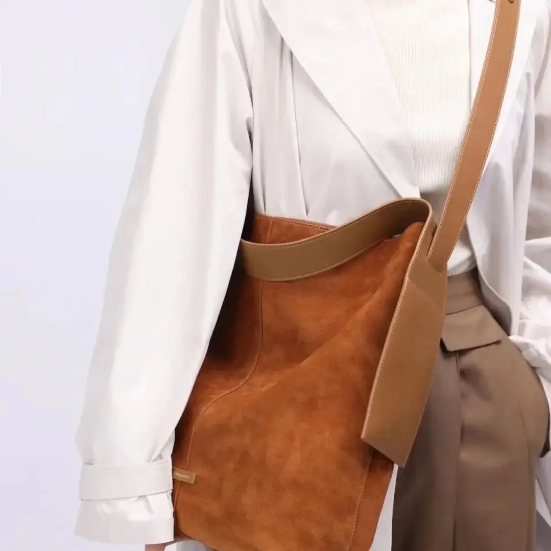 Женская сумка замшевая осенне-зимняя вместительная через плечо повседневная