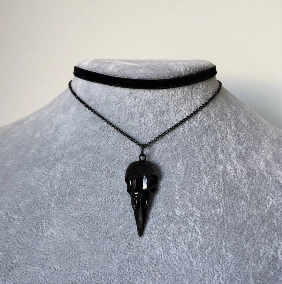 

Gothic Mystery Raven Skull Charm Choker for Women Fashion Witch Accessories Jewelry Gifts Goth Black Velvet Necklace Handmade