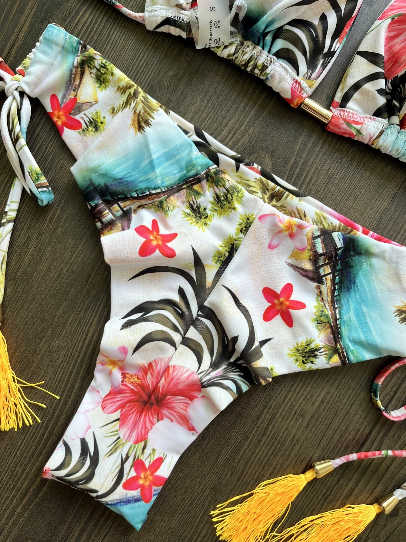 Женский купальный костюм с чашками пуш-ап и лямкой на шее