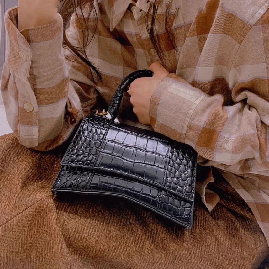 

Hot selling leather crocodile pattern hourglass bag new handbag fashion single shoulder messenger bag half moon small square bag