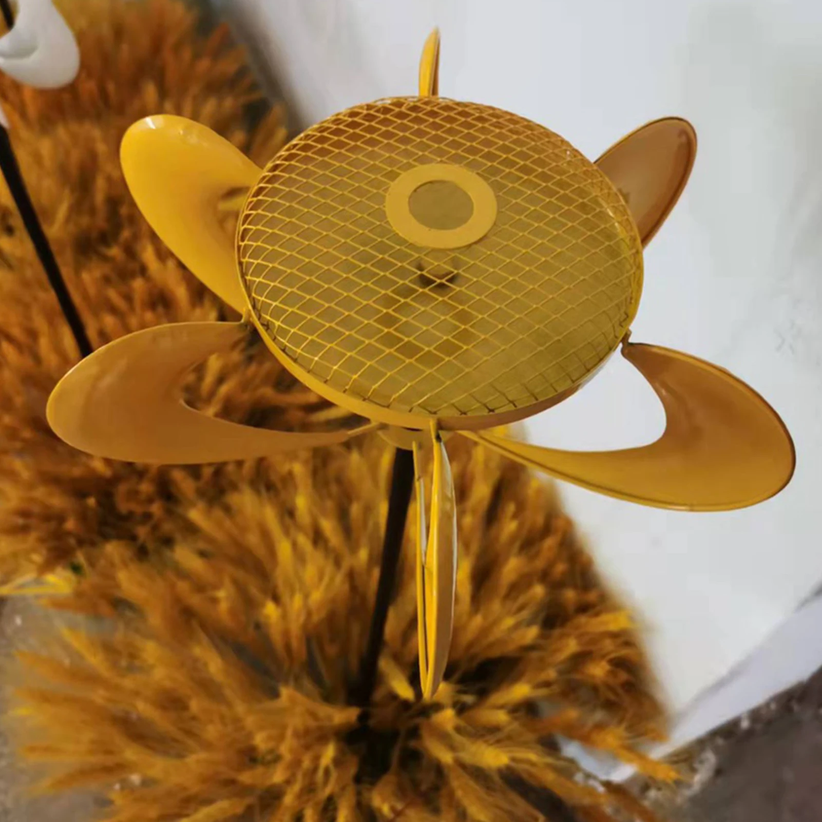 

Rotatable Windmill Bird Feeder Metal Bird Feeder Outdoor Metal Flower Birds Food Storage Tool Garden Decoration For