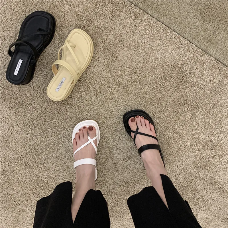 

Летние женские шлепанцы на платформе с клипсой, женские слипоны на танкетке, женские уличные шлепанцы, белые сандалии для женщин