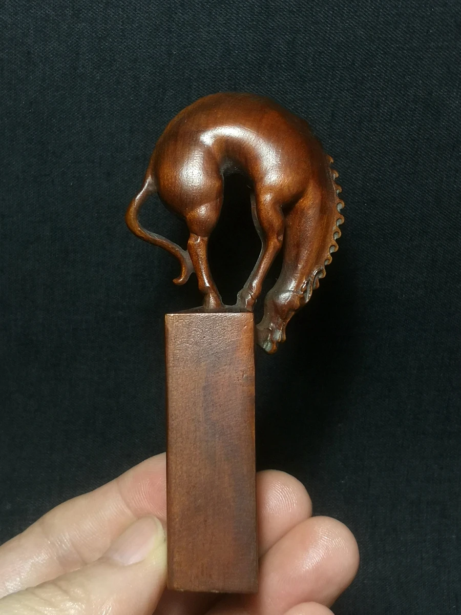 

Китайская деревянная статуя лошади 1919 года