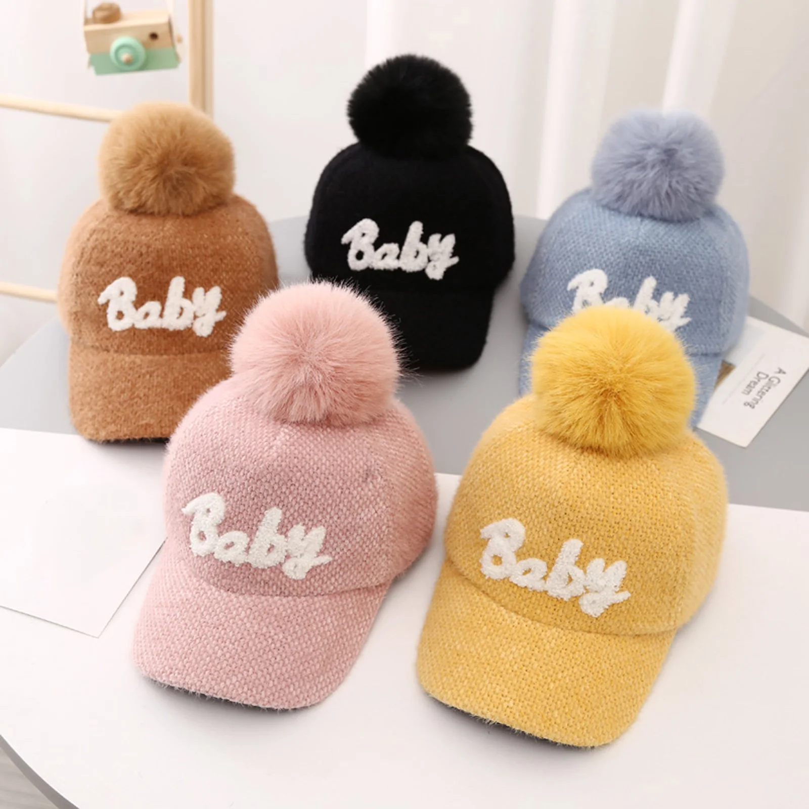 

Детская шапка с буквенным принтом, шапка с декоративным плюшевым шариком для детей 3-10 лет