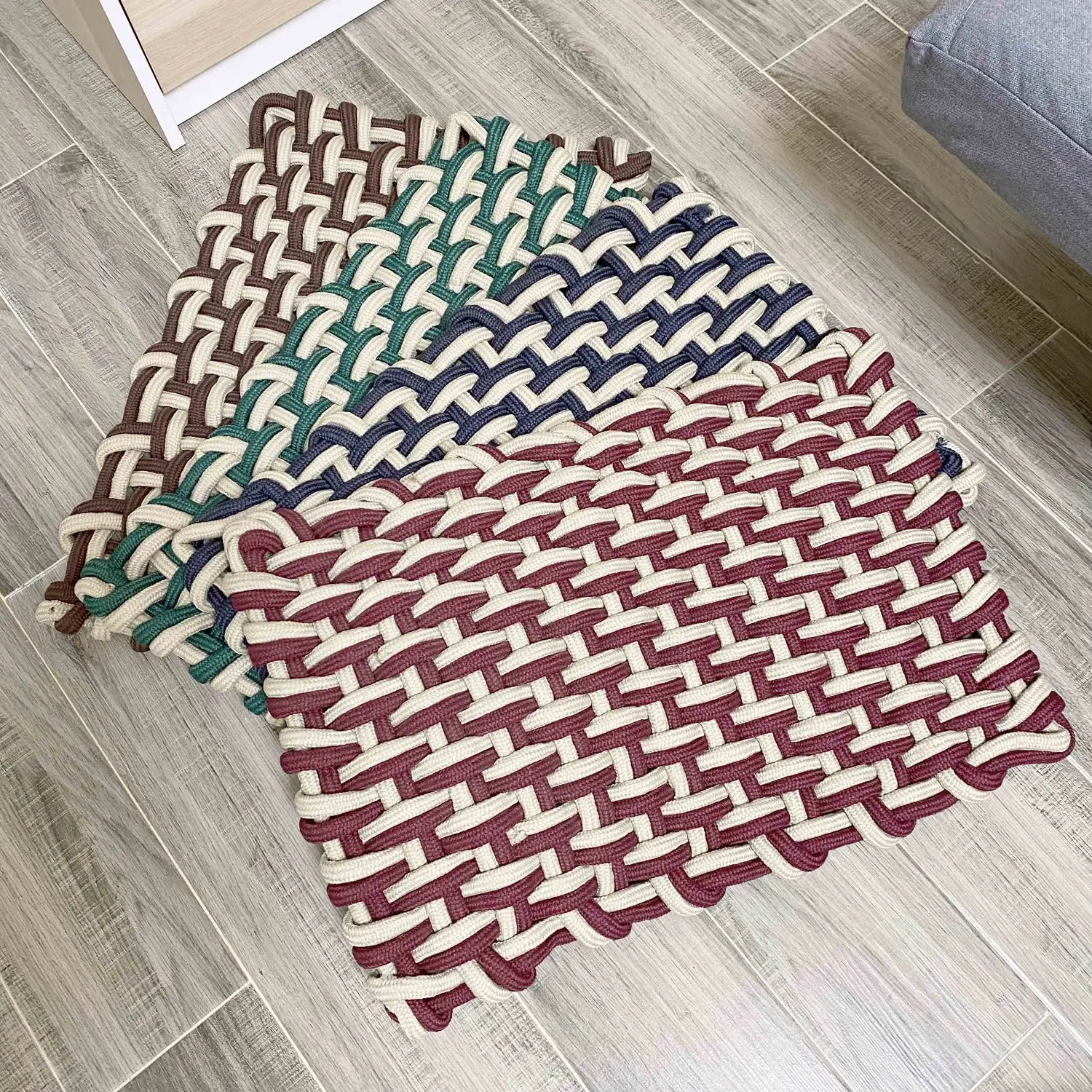 

A Thickened Floor Mat Hand-Woven Carpet Valentine'S Knot Weaving Handicraft Woven Into The Door Mat Home Non-Slip Absorbent Pad