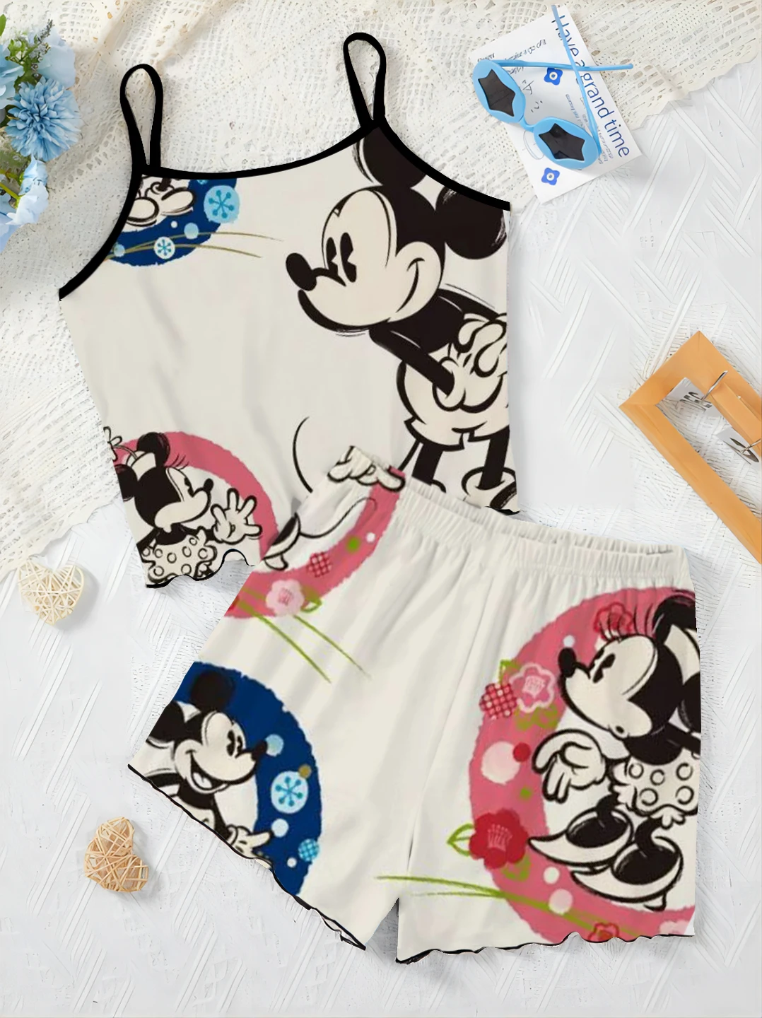 Женский костюм с футболкой и юбкой Микки-Мауса