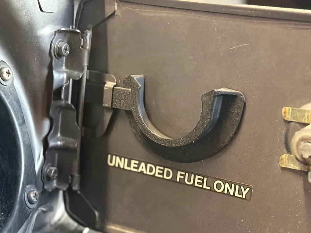 

1 шт., кронштейн для крышки топливного бака автомобиля, автомобильная крышка топливного бака, поддерживающая подставка, аксессуары для Toyota 4Runner первого поколения