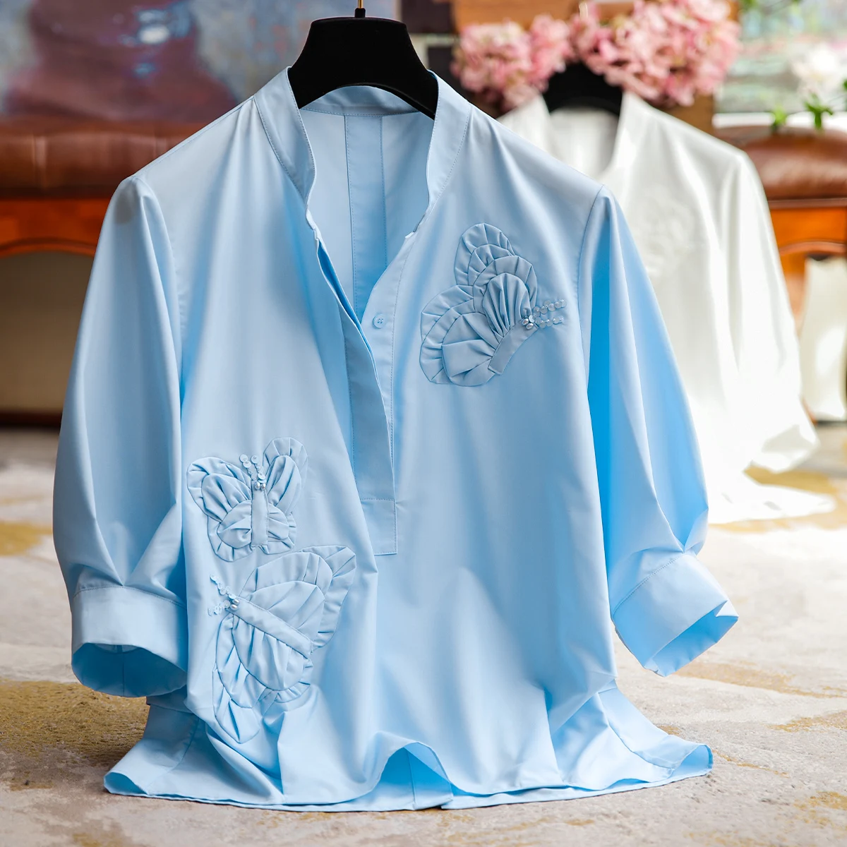 

Однотонная женская футболка с трехмерными декоративными цветами, модная однотонная женская рубашка с бабочками и бусинами на талии