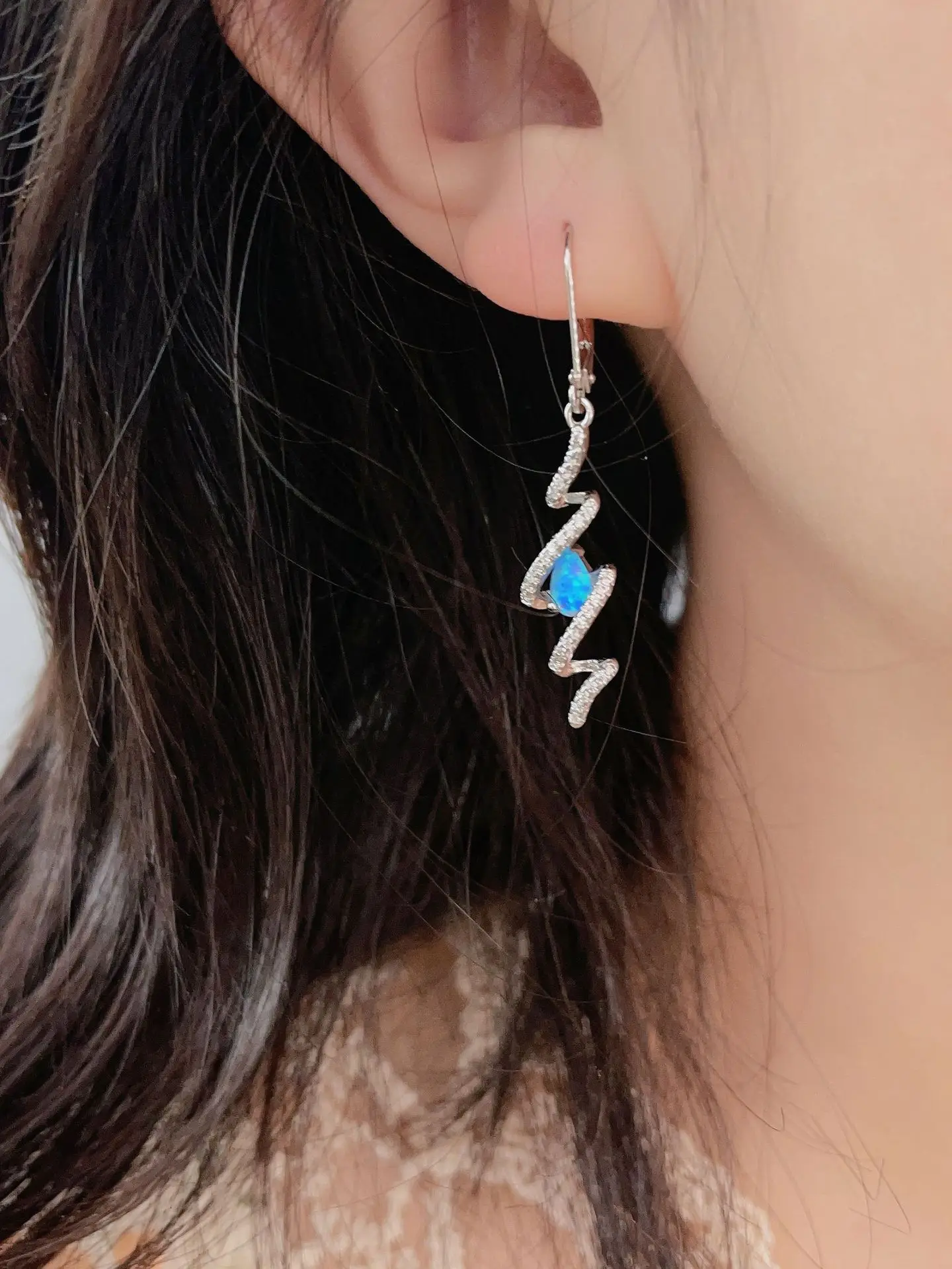 

2023 Hot selling new products from Europe and America S925 silver wave shaped earrings, water drop blue Aobao diamond earrings