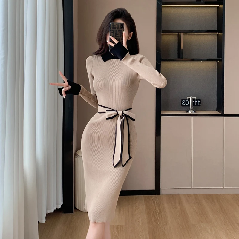 

Трикотажное платье-свитер с длинным рукавом и отложным воротником