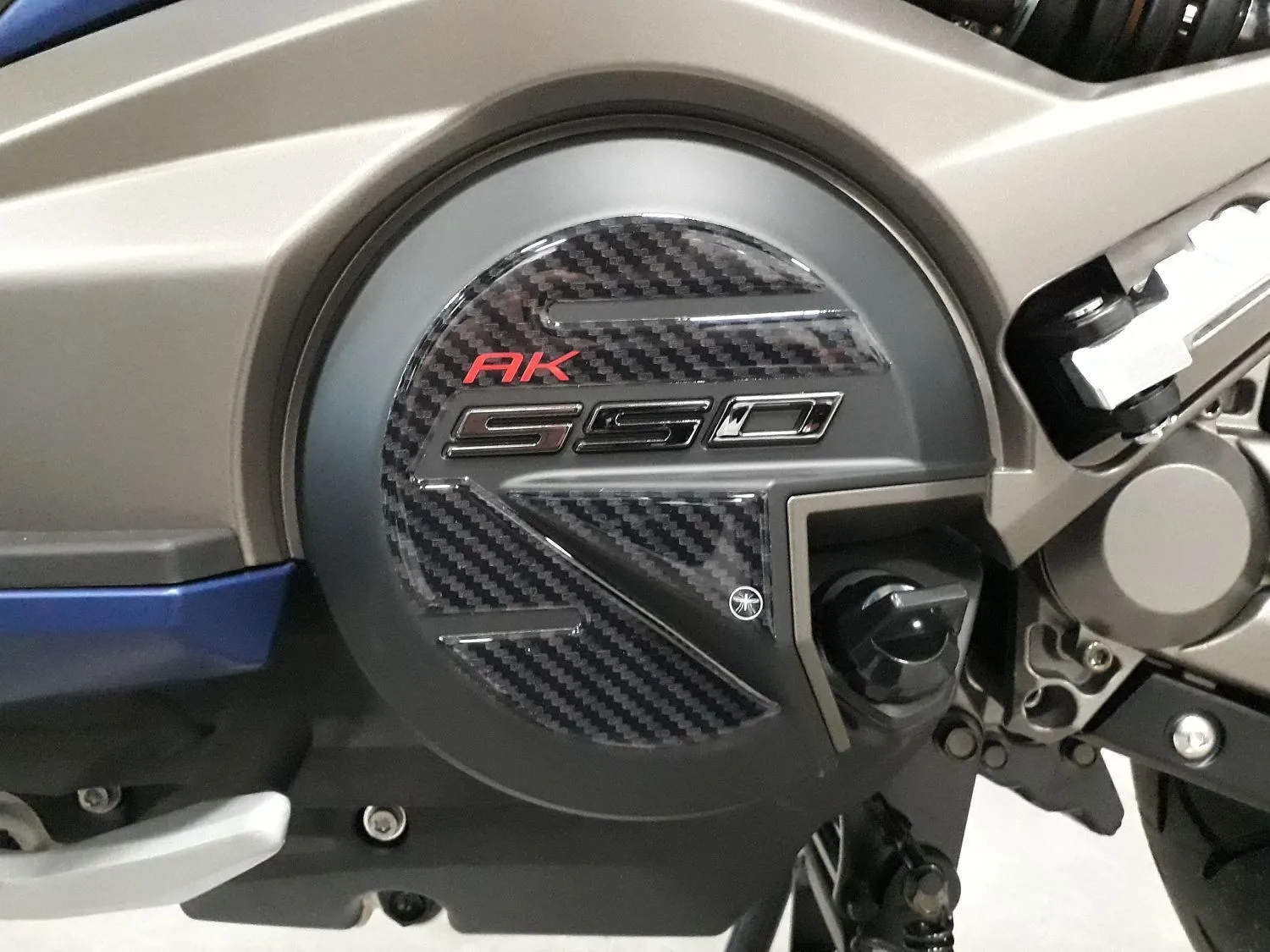 2 наклейки корпус полимерный гель 3D совместимый для скутера Kymco AK 550 | Автомобили и