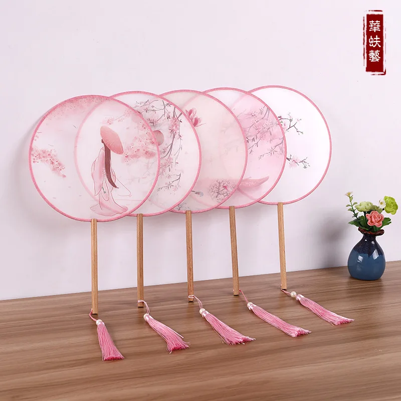 

2023 шелк полупрозрачный античный круглый вентилятор с принтом в китайском стиле hanfu танцующий Вентилятор Женская кисточка деревянная ручка ...