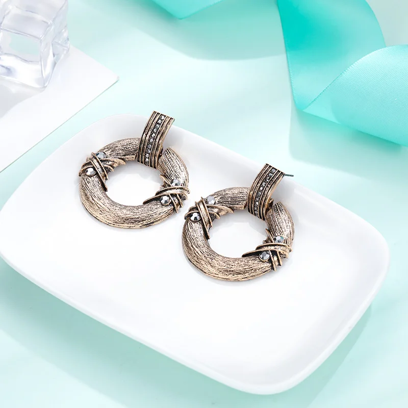 

High Quality Vintage Dangle Zinc Alloy Round Earrings Hanging Rhinestone Drop Earrings for Women Korean Jewelry wholesale 2022