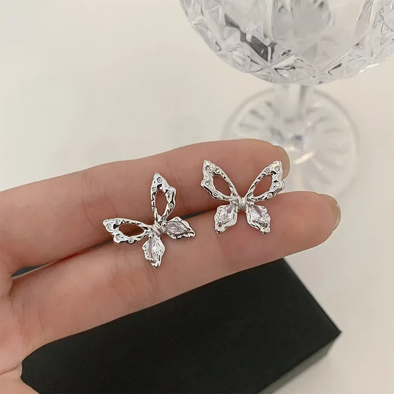 Элегантные женские серьги-гвоздики из серебра пробы