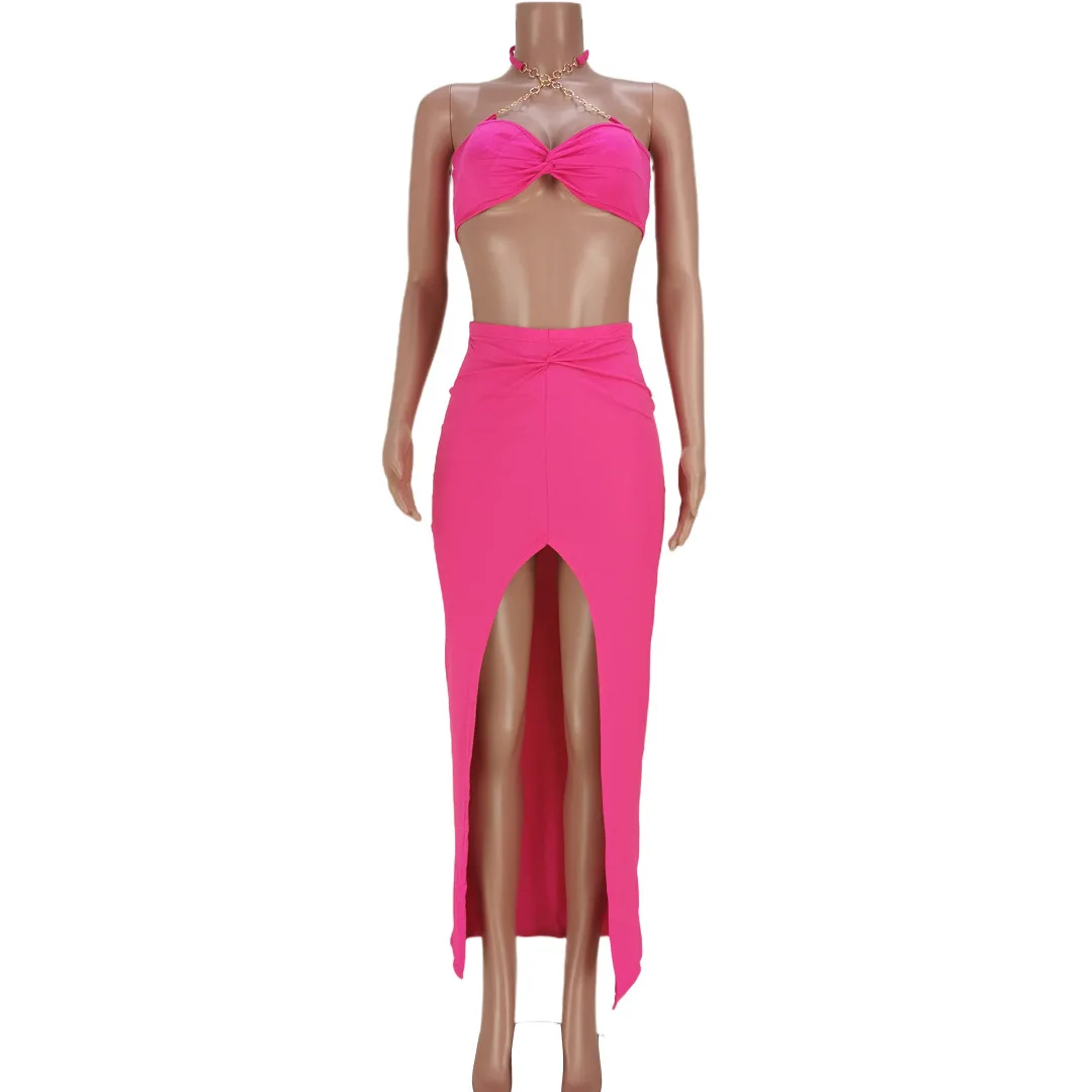 Укороченный топ с лямкой на шее и облегающая юбка разрезом |