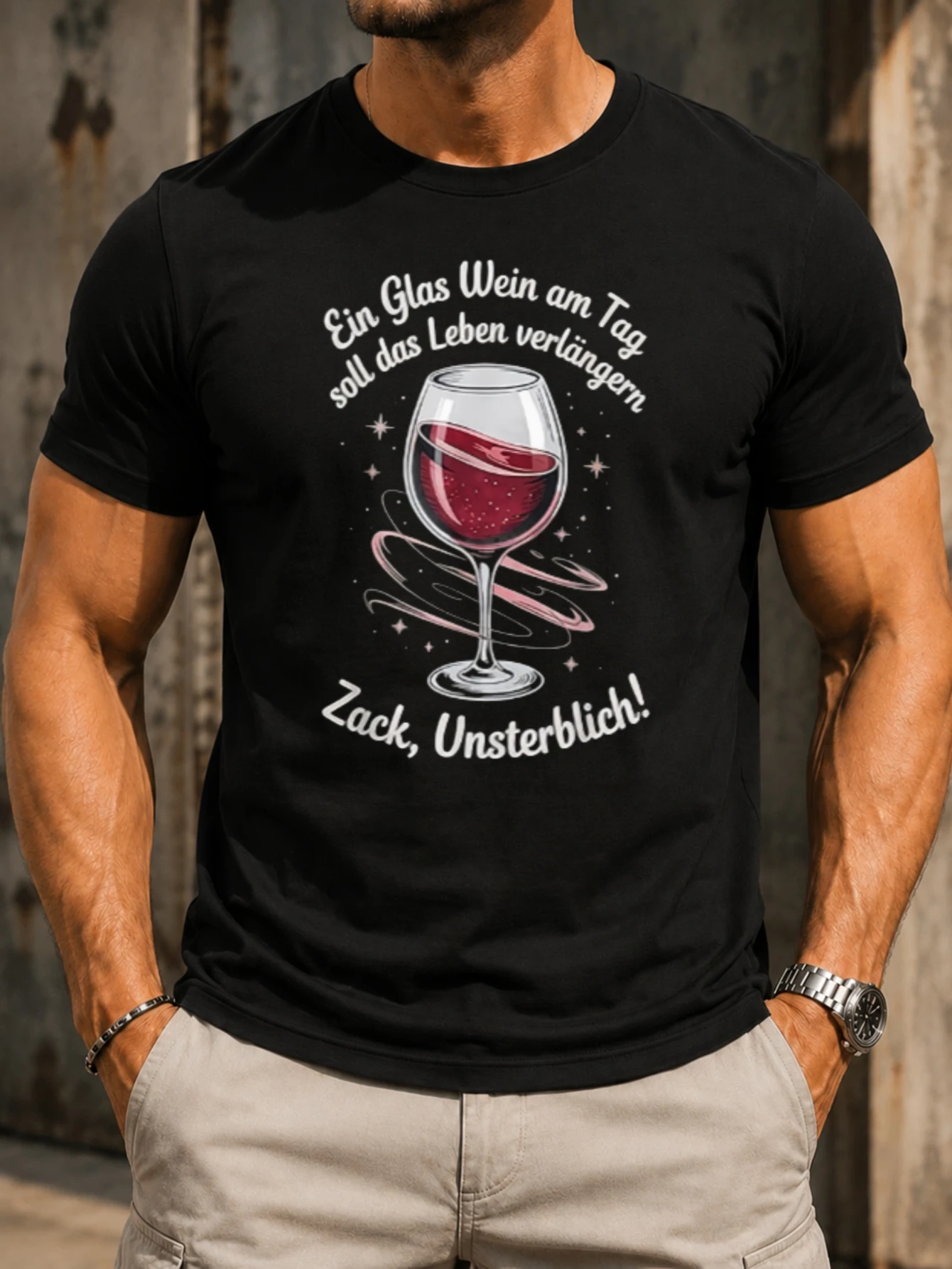 Фото Футболка унисекс с принтом «Ein Glas Wein Am Tag Zack Unsterblich»: бокал для вина, розовые витые узоры, звезды и веселая немецкая цитата. №1