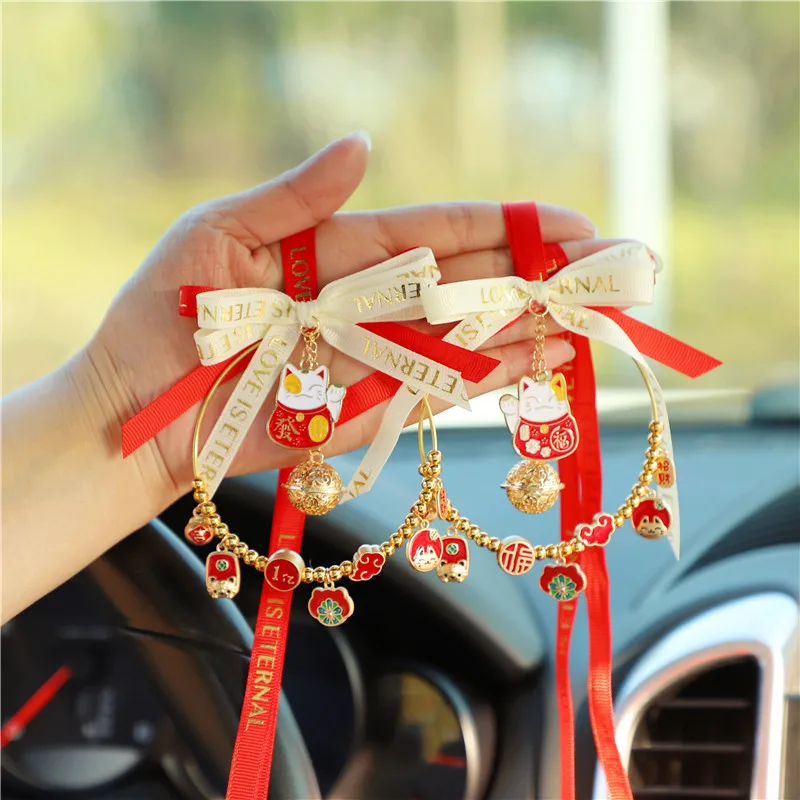 

Подвеска в виде кошки, красного цвета