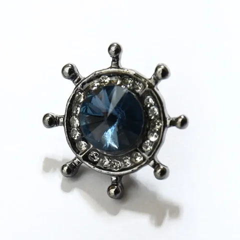 Ретро брошь из сплава с воротником-рулем