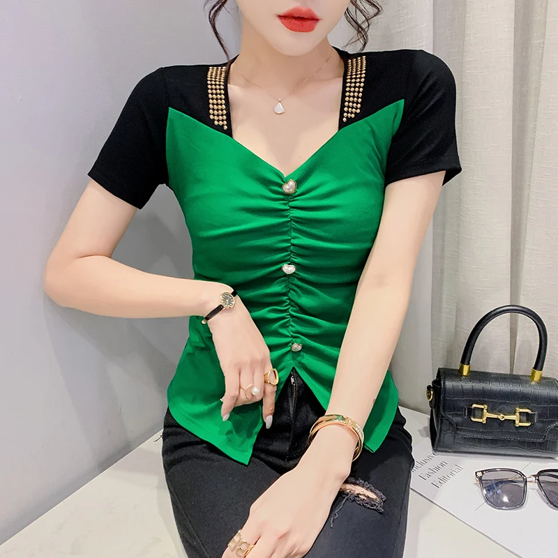 Женская футболка с коротким рукавом V-образным вырезом и заклепками |