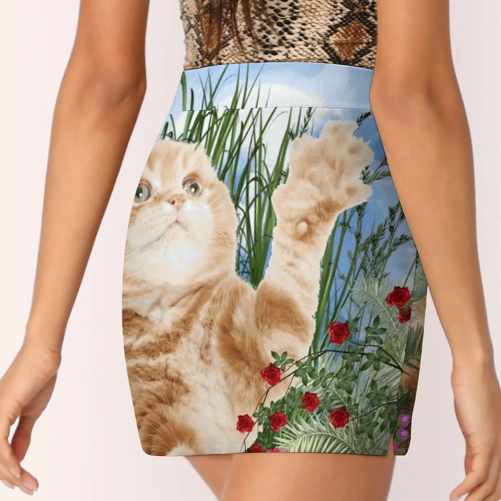 Рыжий котенок играет с женской модной спортивной юбкой карманами Теннисные юбки