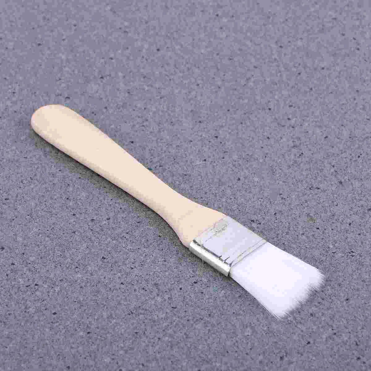 Рисунок 3 - нейлоновых щеток с деревянной ручкой