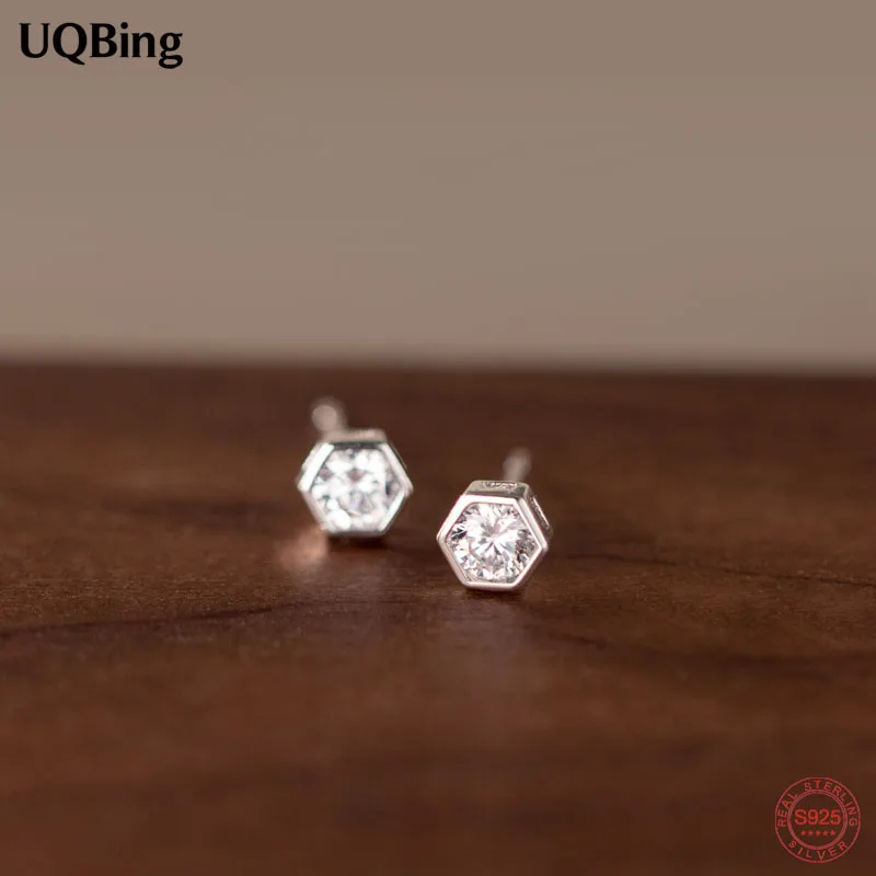 

Женские серьги-гвоздики из серебра 925 пробы с фианитом