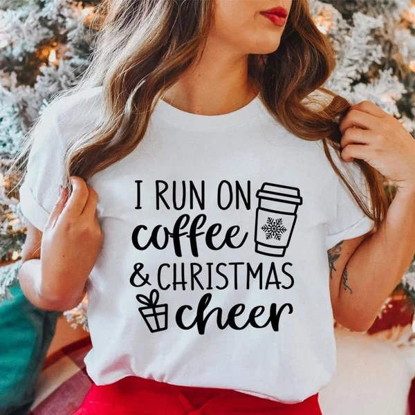 Женская рождественская Футболка I Run on Coffee &amp Christmas Cheer модная Рождественская