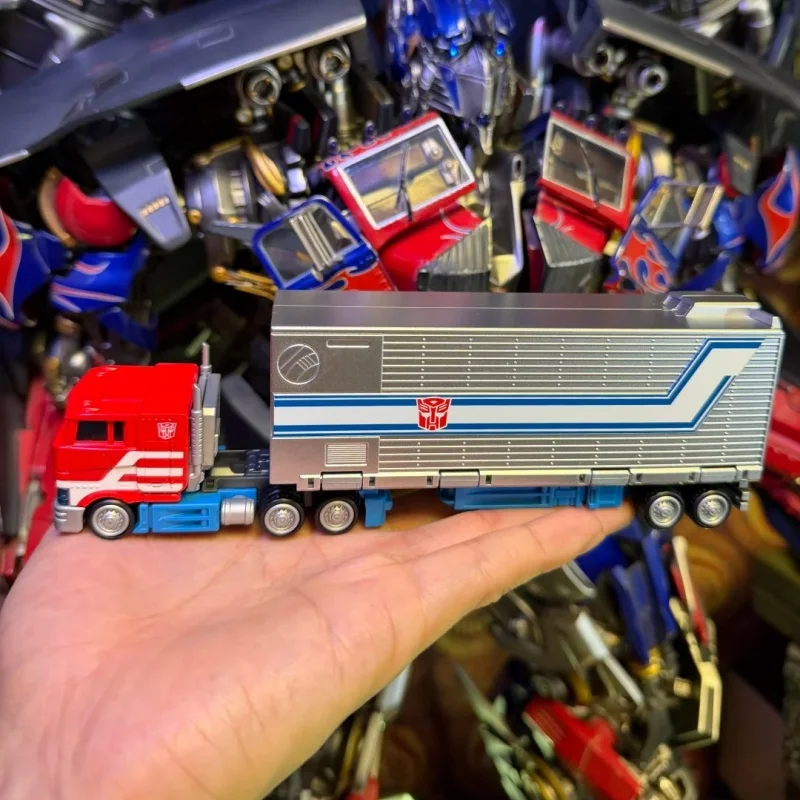 Фото Игрушка-трансформер Blokees Transformers Blokees Wheels CT02 SG Оптимус Прайм с полным прицепом, трансформируемая, SG-издание, высокая коллекционная ценность, подарок №3