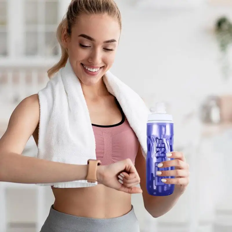 Велосипедная бутылка для воды велосипедная меняющая цвет 610 мл изолированная