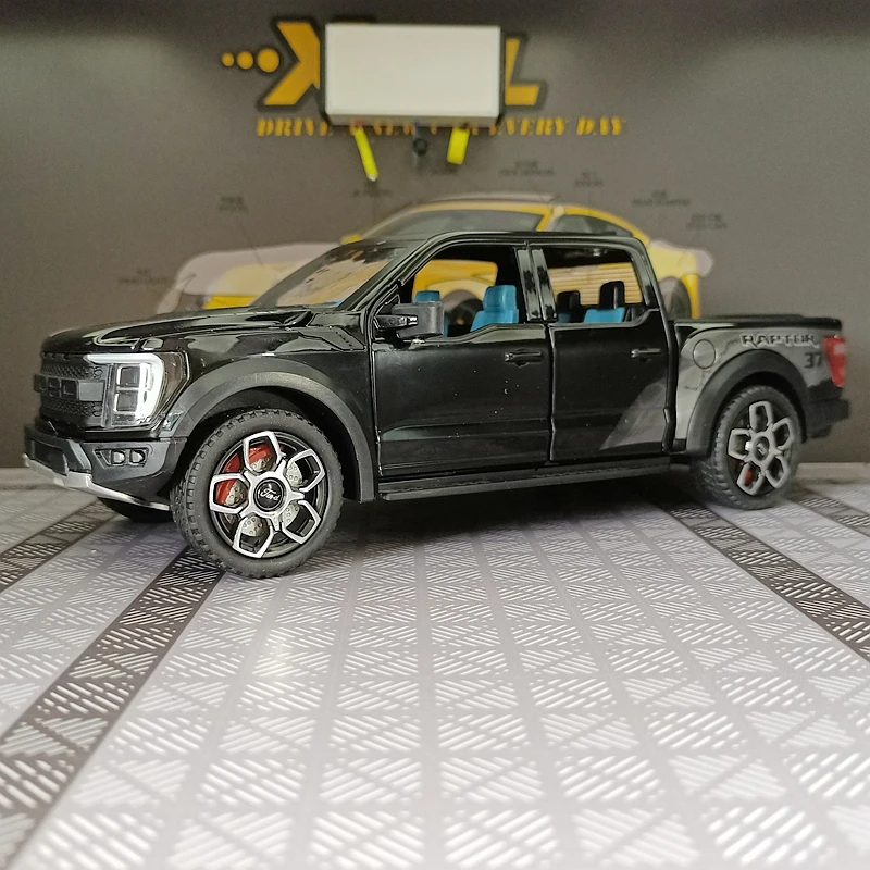 Фото Модель внедорожника Ford Raptor F-150 из сплава, масштаб 1:20, со звуковыми и световыми эффектами, открывающиеся двери с обеих сторон. №4