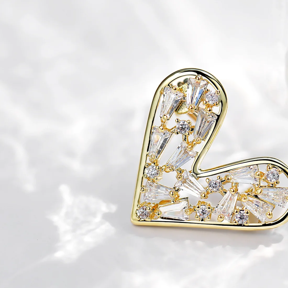 

Love Brooch High-grade Cute Heart-Shaped Small Anti-light Buckle Accessories Pin Zircon Corsage