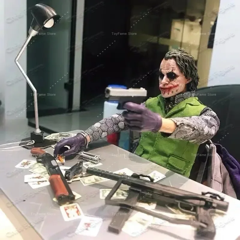 Фото В наличии: Коллекционная фигурка Джокера (Hot Toys) из фильма «Тёмный рыцарь», 1/6 масштаба, с подвижными суставами, модель для коллекционирования №1