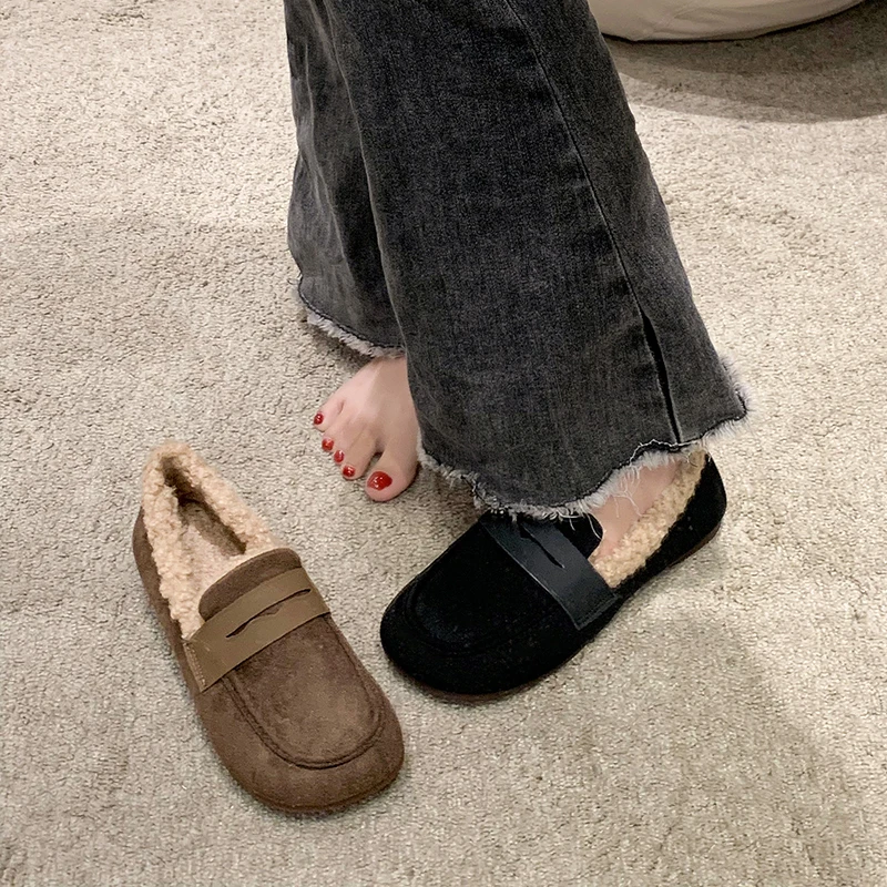 

Женские кроссовки с закрытым носком, на резиновой подошве