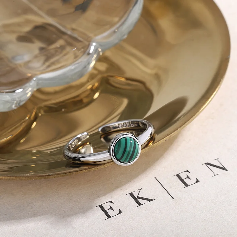 Женское кольцо из серебра 925 пробы с малахатным камнем