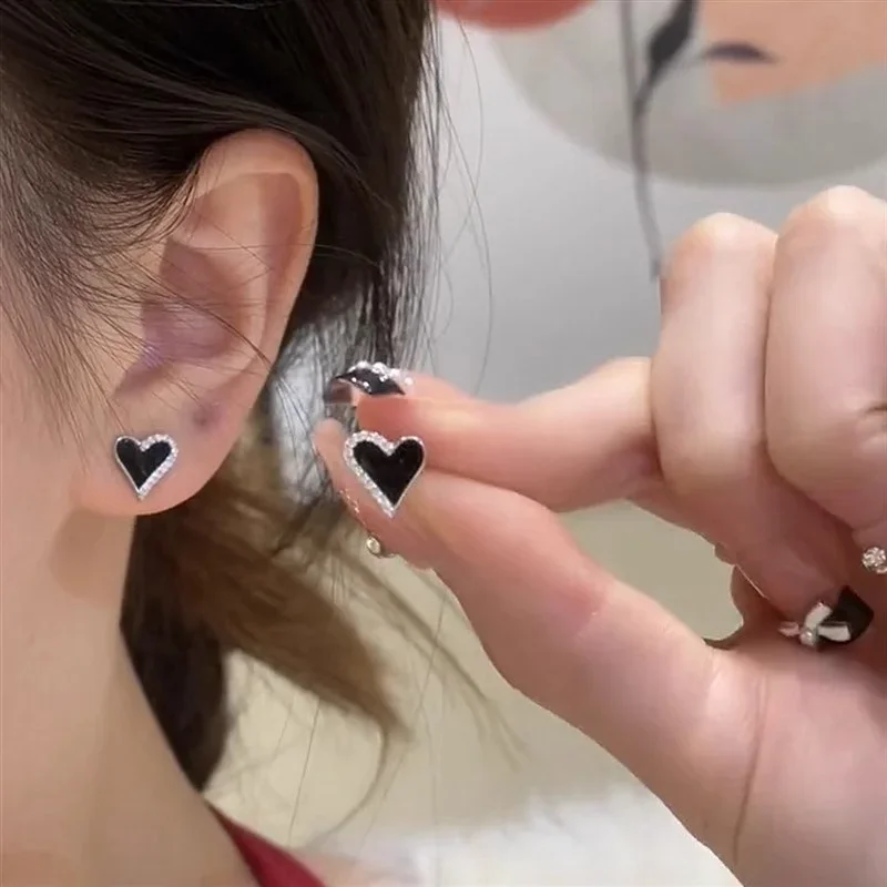 Серьги-гвоздики с блестящим цирконием и черным сердечком