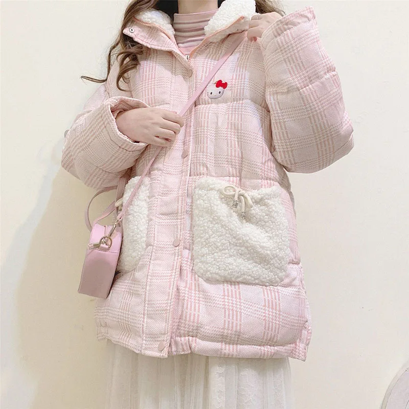 

Стеганая куртка Sanrio Hello Kitty для девушек, кавайная зимняя новая свободная утепленная куртка из овечьей шерсти с мультяшным принтом КТ-кота дл...