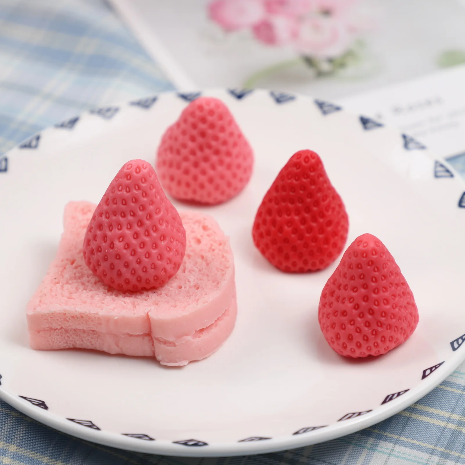 

2023 Newly arrived ins strawberry candle decoration kit DIY baked chocolate simulation fruit aromatherapy candle silicone mold