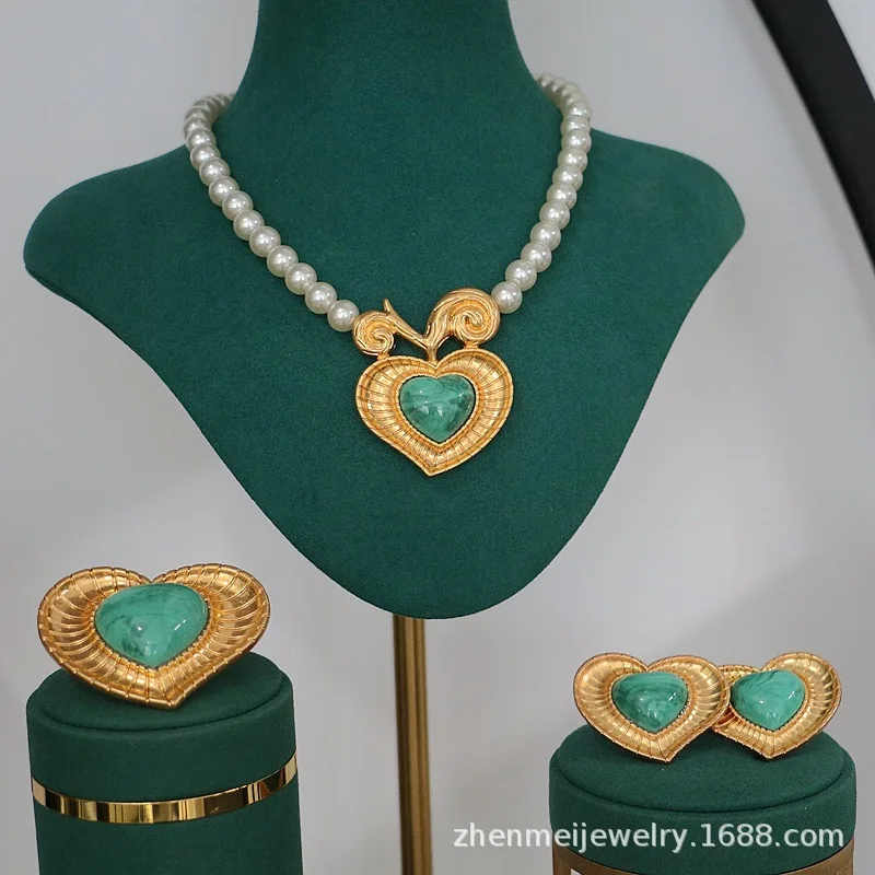 

Vintage jewelry re-engraved court high-end green gemstone love necklace earrings clip corsage brooch three-piece set