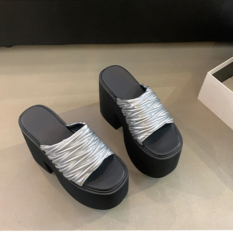 Сандалии-гладиаторы женские на массивном каблуке 13 см босоножки серебристого