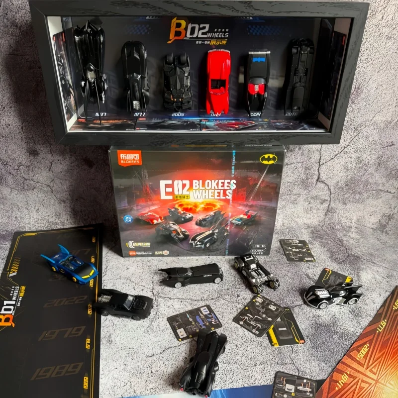 Фото Оригинальный Blokees 1:64 Бэтмобиль Бэтмена E02 Dark Knight, коллекционная модель автомобиля Бэтмобиль 2008 года в слепой коробке, игрушка для сборки, коллекционная модель из Готана Сити №2