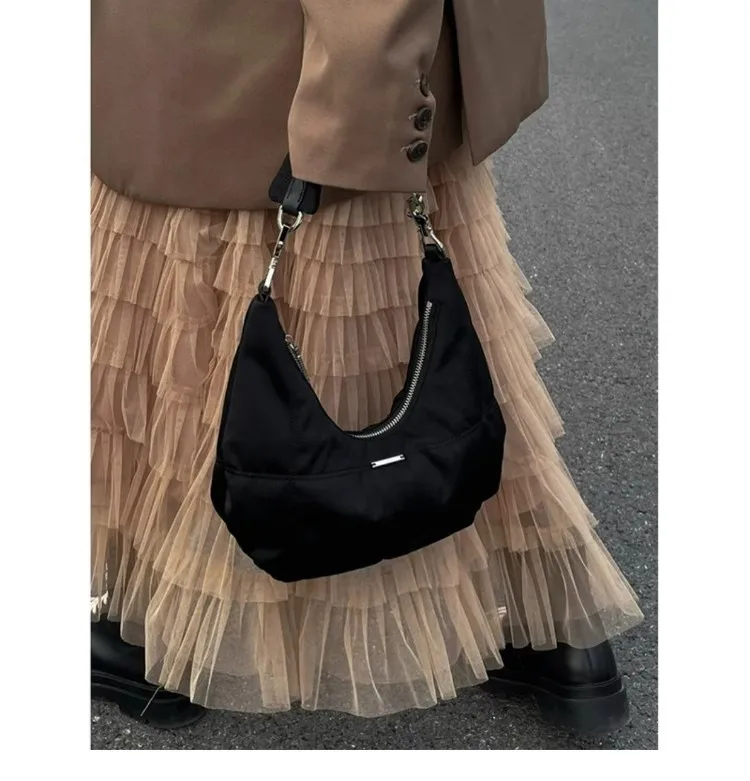 Новинка 2024 женская сумка в стиле ретро с черным облаком и небольшим корпусом