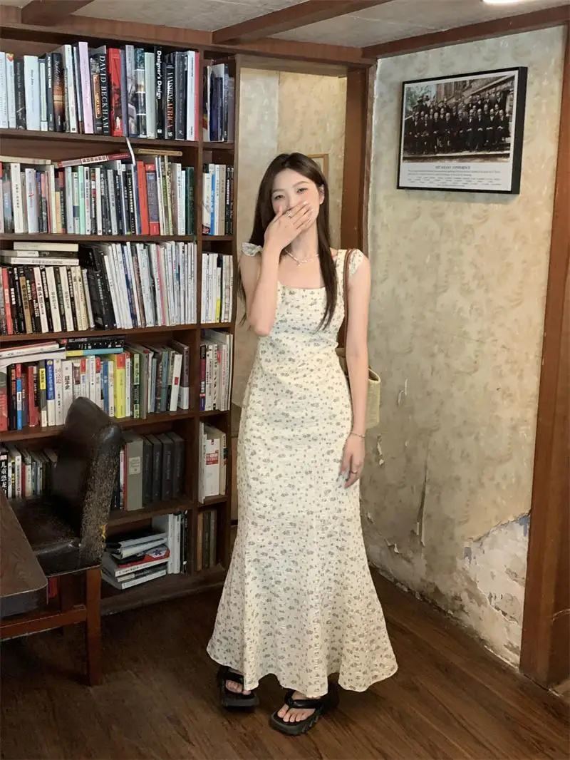 Женское длинное платье с рукавами-фонариками приталенное цветочным принтом