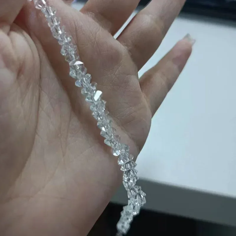 Ожерелье-чокер с разноцветными стеклянными кристаллами