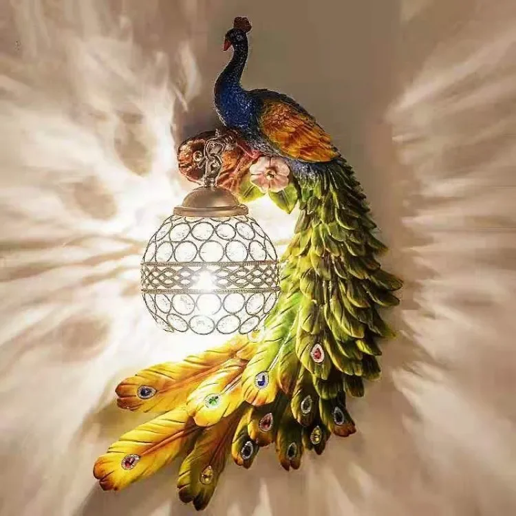 Настенный светильник в виде павлина