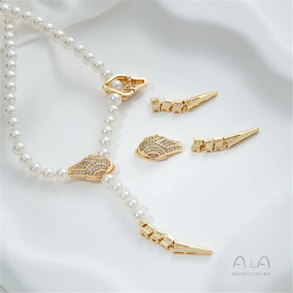 Пряжка в виде головы змеи с микроинкрустацией из циркона 14-каратное золото